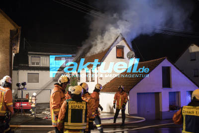 17-Jähriger bei Wohnhausbrand schwer verletzt - Einfamilienhaus brennt während Unwetter in Aspach - Blitzschlag vermutet