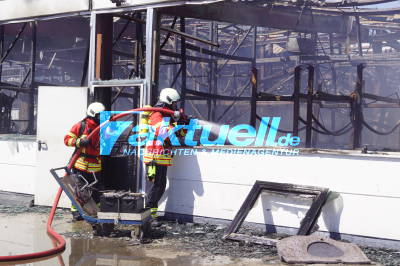 Großbrand im Industriegebiet, Lagerhalle in Vollbrand, Flammenübergriff auf Bürogebäude - 3 Atemschutzgeräteträger erleiden Schwächeanfall aufgrund Hitze