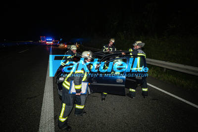 PKW auf A8 schwer verunfallt, Corsa krachte in Betonabweiser, 1 Person verletzt, Feuerwehr beseitig mit Manpower den Unfallwagen