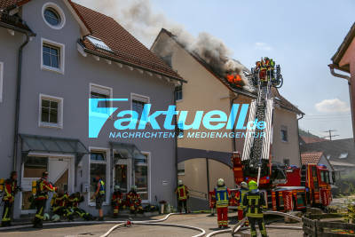 Deggingen Dachstuhlbrand nach Versuch Wespennest zu beseitigen 2 Bewohner und Vögel werden gerettet