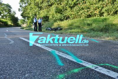 Motorradfahrer kommt auf die Gegenfahrbahn und prallt gegen LKW - Schwer verletzt