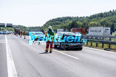 A8 bei Leonberg Stauchaos: Gas tritt nach schwerem Verkehrsunfall aus