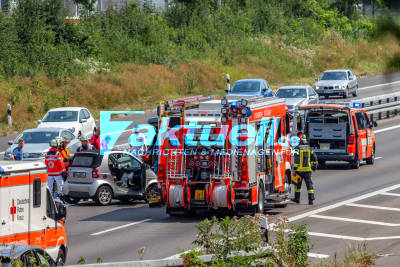 Smart-Fahrerin fährt vermutlich aufgrund einer medizinischen Ursache in die Leitplanke - Ersthelfer verhindern Schlimmeres - Stauchaos auf der B10 bei Stuttgart-Hedelfingen