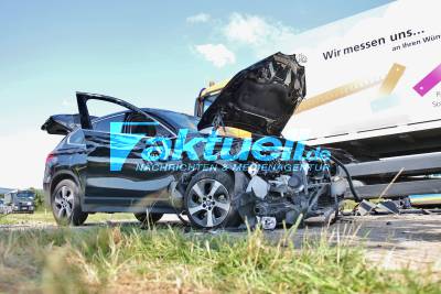 BMW kracht beim Überholvorgang in Müllauto - 2 Verletzte