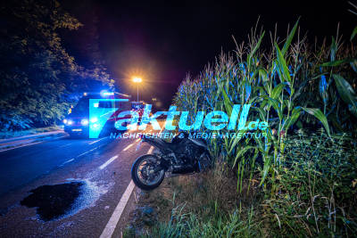 Motorradfahrer verunfallt - Feuerwehr leuchtet Unfallstelle aus und bindet ausgelaufene Flüssigkeiten