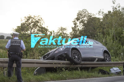 PKW landet nach Verkehrsunfall auf Leitplanke