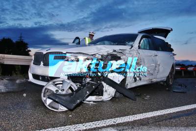 Schwerer Unfall auf der B14 - PKW kommt auf die Gegenfahrbahn und kracht in 2 entgegenkommende Fahrzeuge