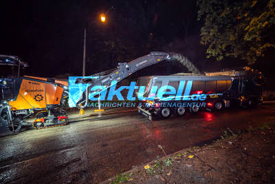 Nachtbaustelle mit Asphaltarbeiten auf der Hohenheimer Straße (B27), Verkehr wird stadteinwärts umgeleitet 