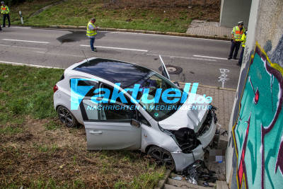 Stuttgart Vaihingen: PKW Fahrer verstirbt nach Kollision mit Brückenpfeiler