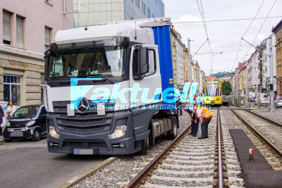 Stuttgart-Sued : Lastwagen gerät in Stadtbahngleisbett - Stadtbahnverkehr aktuell gestört