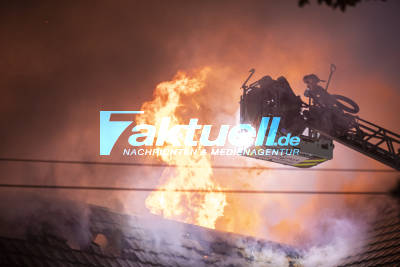 Vereinsheim abgebrannt: Meterhoch schlagen Flammen aus Vereinsgebäude in den Nachthimmel - Feuerwehr kann angrenzende Turnhalle retten