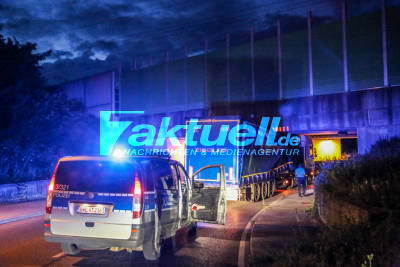 LKW folgt Umleitung und bleibt unter Brücke stecken, wegen Baustelle durch Ortsmitte