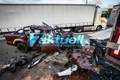 Schauspieler Ingo Kantorek (Köln 50667) und seine Frau Suzanna tödlich verunglückt: Pickup fährt mit hoher Geschwindigkeit auf Parkplatz Sommerhofen auf der A8, kracht ins Heck eines LKW