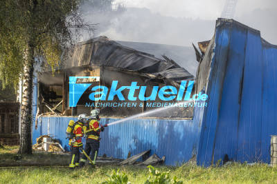 Fotoupdate der ausgebrannten Halle: Großbrand zerstört Betrieb für Gebäudesanierung - Rauchsäule kilometerweit sichtbar
