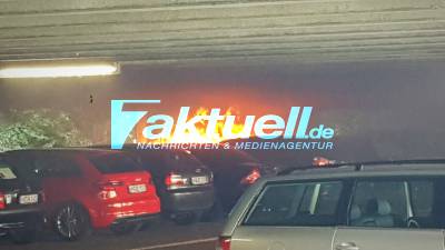[Infoupdate] Fahrzeugbrand im Parkhaus am Winnender Bahnhof