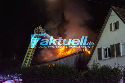 Meterhohe Flammen wüten in Filderstadt: Offener Dachstuhlbrand zerstört Holz-Einfamilienhaus völlig - 4 Verletzte