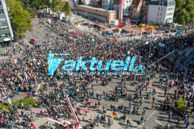 [BILDUPDATE: Übersicht auf den Rotenbühlplatz] Globaler Klimastreik in Stuttgart: Fridays for Future Demo - mehrere Straßensperrungen durch parallele Demozüge