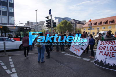 Stuttgart Mitte: Fridays for Future Demonstranten blockieren Strassen