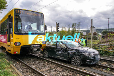 Stuttgart Untertürkheim: PKW mit Stadtbahn kollidiert