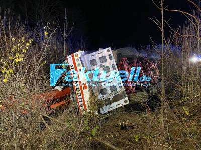 Kranwagen der Feuerwehr bei Einsatz-Rückfahrt verunfallt und Böschung hinab gestürzt - zwei verletzte Beamte - 500 000 EURO Schaden
