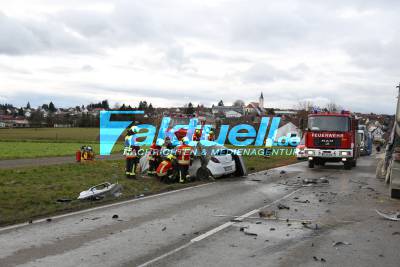 PKW kracht in LKW - 28jährige PKW Fahrerin stirbt an Unfallstelle
