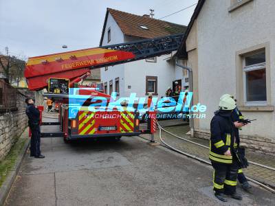 Brand im Sinsheim, Feuerwehr löscht Dachstuhl 