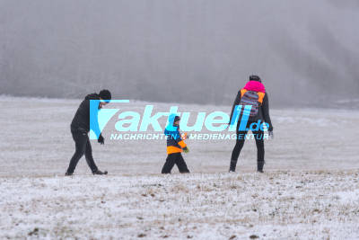 Schnee auf der Schwäbischen Alb: Impressionen aus verschneiten Orten, Unfall auf Steige, spielende Kinder