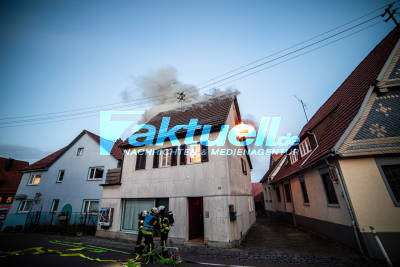 Dachstuhlwohnung eines 73-Jähringen brennt aus - Flammen schlagen aus Fenster