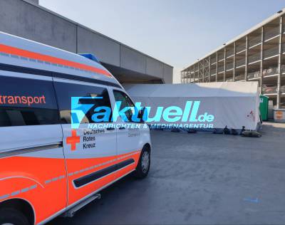 Corona Klinik am Eichert: Feuerwehr baut nun auch Infektionsschutzzelte vor den Alb Fils Kliniken auf