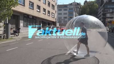 Bubble man: Amerikaner rollt in Quarantänekugel durch Stuttgart - Passanten rasten aus vor Lachen - selbst der Pfarrer staunt :)