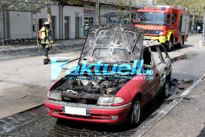 Rätselhafter Fahrzeugbrand am ZOB: Auto war stillgelegt, die Kennzeichen aus Papier oder Pappe - Polizei steht vor Rätsel