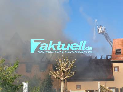 Dachstuhlvollbrand zweier Häuser in Lauffen - Großaufgebot um die 100 Einsatzkräfte - Enge Gasse und Bebauung erschwert den Einsatz inkl. O-Ton Feuerwehr