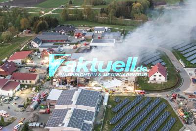 Großbrand in Günzburg zerstört Lagerhalle in Industriegebiet - Feuerwehr im Großeinsatz