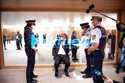 Heinrich Fiechtner von Polizei aus dem Landtag BW geführt aufgrund von 3 Ordnungsrufen - Muhterem Aras verlässt empört den Saal
