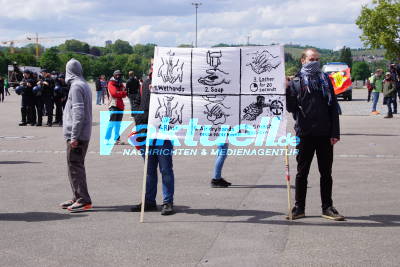 Stuttgart Bad Cannstatt: Demo gegen Corona Rechteeinschränkung von Gegenprotesten begleitet