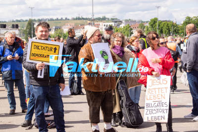 Stuttgart Bad Cannstatt: Demo gegen Corona Rechteeinschränkung von Gegenprotesten begleitet