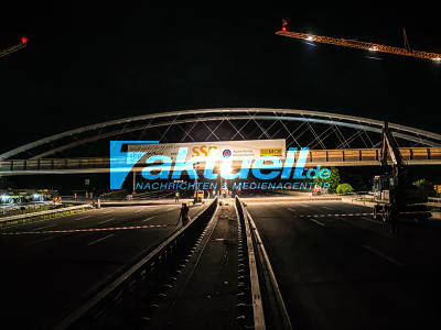 Brückenveschiebung über A8: Gigantische Brücke wird in Präzisionsarbeit über die Autobahn geschoben - spektakuläre Aktion in der Nacht