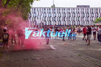Stuttgart Bad Cannstatt: Fans feiern Wiederaufstieg des VfB in die erste Liga