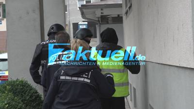 Oppenau: Festnahme und Durchsuchung - Polizei geht einem Hinweis nach - Mann hatte Fahrrad dabei und sprach gebrochen Deutsch - kurzer Wortwechsel mit ihn on tape