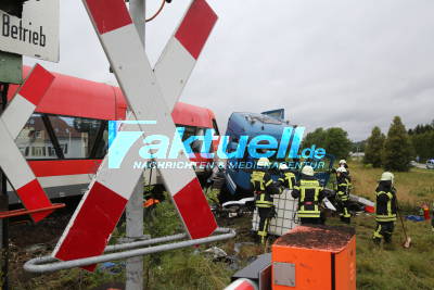 Manuelle Schranke war offen: Regionalzug kracht in LKW - etwa ein Dutzend Verletzte - Bahnunfall in Herbertingen Kreis Sigmaringen, BW