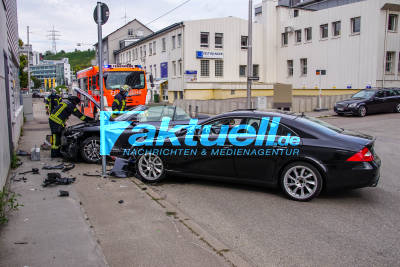 Stuttgart Feuerbach: Hoher Sachschaden bei Unfall nach Vorfahrtsverletzung