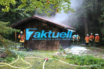 Forsthütte gerät in Brand - Feuerwehr verhindert Übergreifen der Flammen auf Bäume - 2 Personen verletzt
