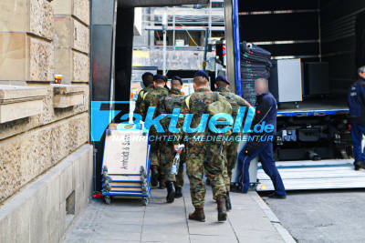 Einzug der Bundeswehr in Stuttgart - Soldaten beziehen neue Einrichtung - neue Möbel werden angeliefert - Straßensperrung