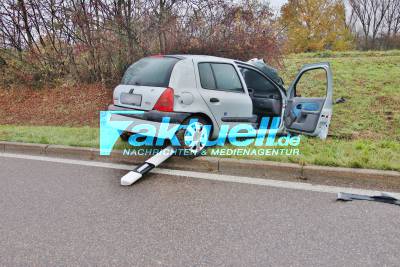 Renault Clio überschlägt sich bei Unfall im Abfahrtsbereich der B29 bei Weinstadt - Fahrer verletzt