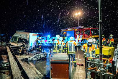 Tückisches Blitzeis auf Brücke: Postzustellerin auf A81 in Transporter eingeklemmt - Blitzeis & Schneefall erschweren auch die Arbeit der Rettungskräfte