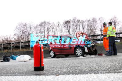 Waiblingen: Schwerer Unfall am Teiler B14/B29 - Transporter rammt PKW - dieser überschlägt sich 