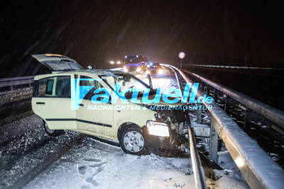 Schneechaos auf der Ostalb: Kleinwagen verunfallt im Schnee + Spielende Kinder mit Schlitten und verschneites Wohngebiet