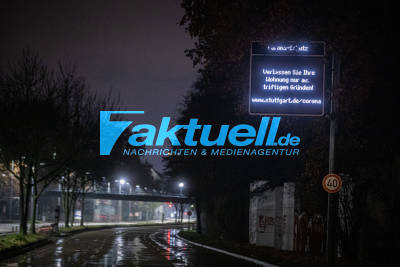 Leere Stuttgarter City: Theo ist menschenleer - Leuchttafeln bitten ums zuhause bleiben