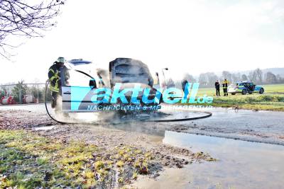 Schorndorf: VW Caddy brennt auf Parkplatz von Tannenbaumverkauf aus - Feuerwehr im Löschangriff