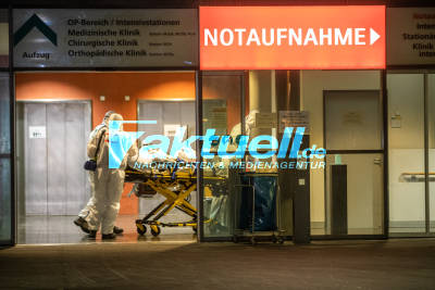 Intensivbus bringt COVID-Patienten ins Klinikum Stuttgart und Ulm - Sanitäter in Vollschutz - Uniklinik Heidelberg ausgelastet